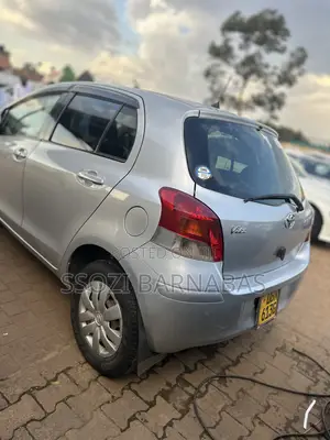 Toyota Vitz 2010 Silver