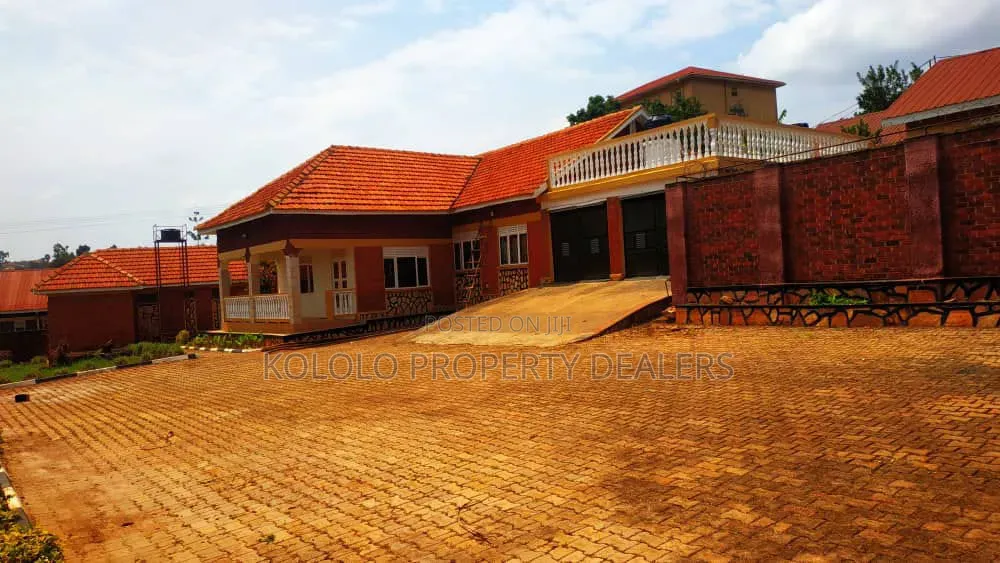 4bdrm Bungalow in Mbuya, Central Division for sale
