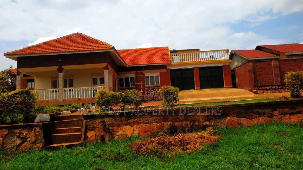 4bdrm Bungalow in Mbuya, Central Division for sale