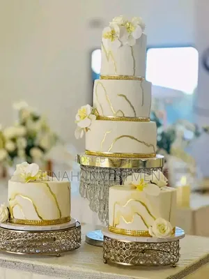 Wedding Cakes With Side Cakes