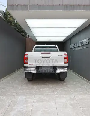 Toyota Hilux 2026 White