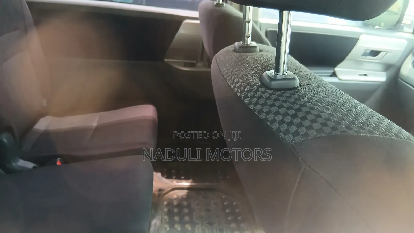 Toyota Noah 2.0 143hp FWD (7 Seater) 2010 Silver