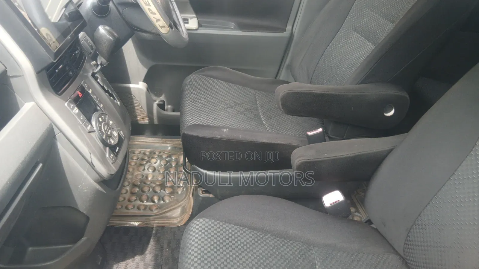 Toyota Noah 2.0 143hp FWD (7 Seater) 2010 Silver