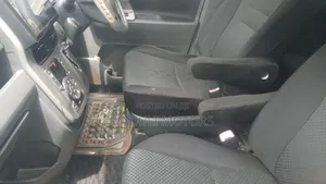 Toyota Noah 2.0 143hp FWD (7 Seater) 2010 Silver