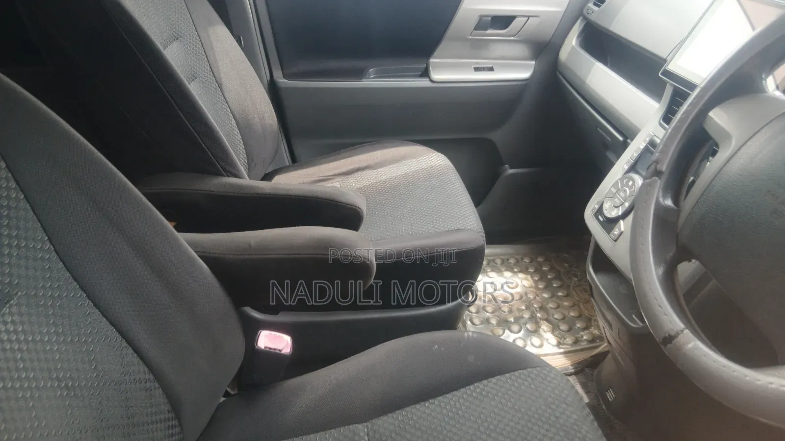 Toyota Noah 2.0 143hp FWD (7 Seater) 2010 Silver