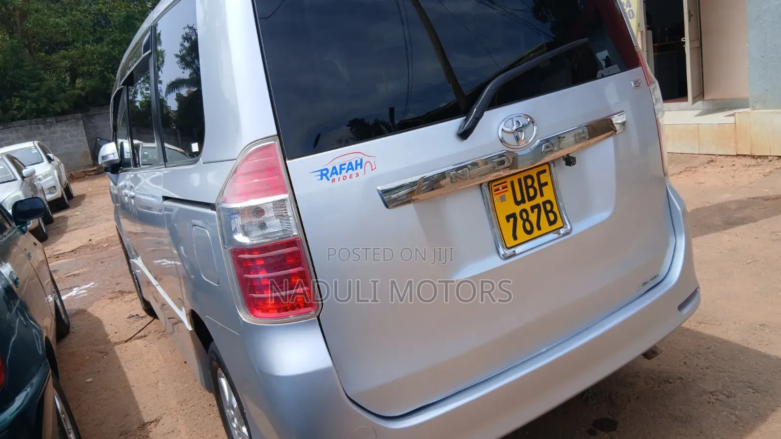 Toyota Noah 2.0 143hp FWD (7 Seater) 2010 Silver