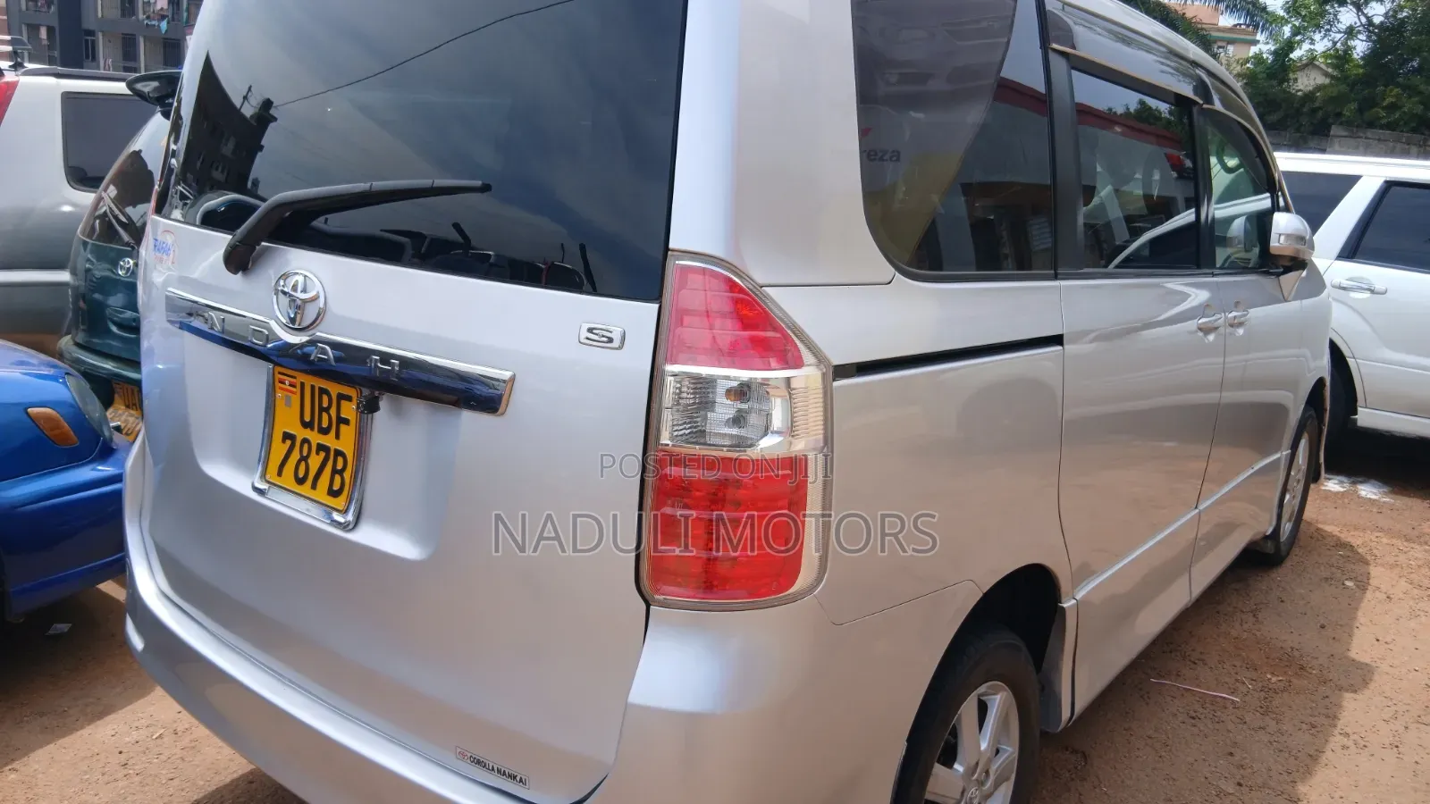 Toyota Noah 2.0 143hp FWD (7 Seater) 2010 Silver