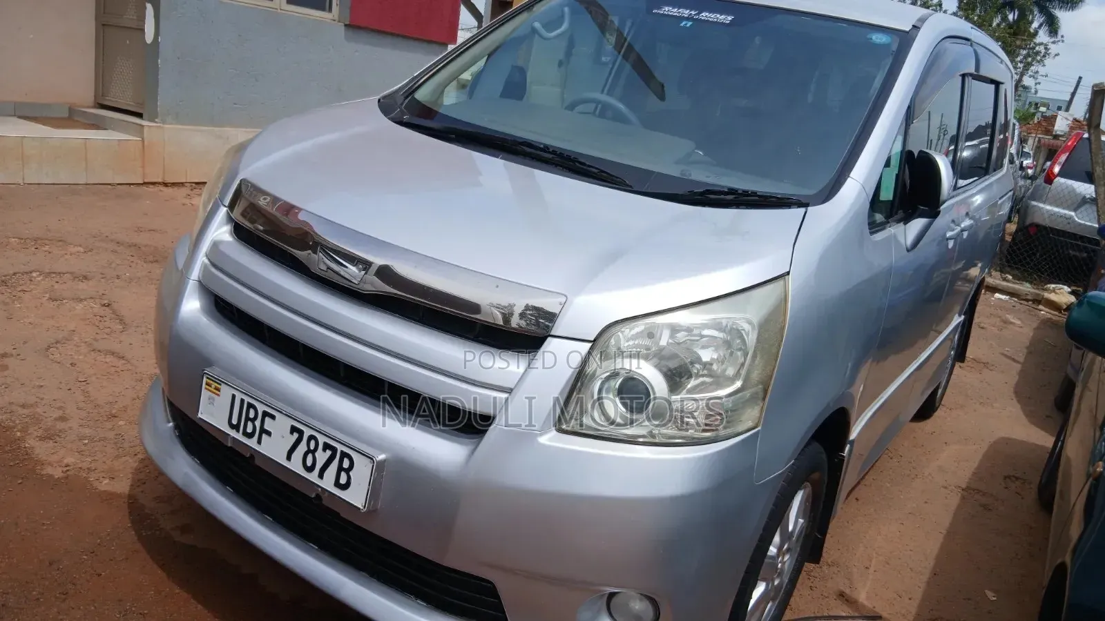 Toyota Noah 2.0 143hp FWD (7 Seater) 2010 Silver