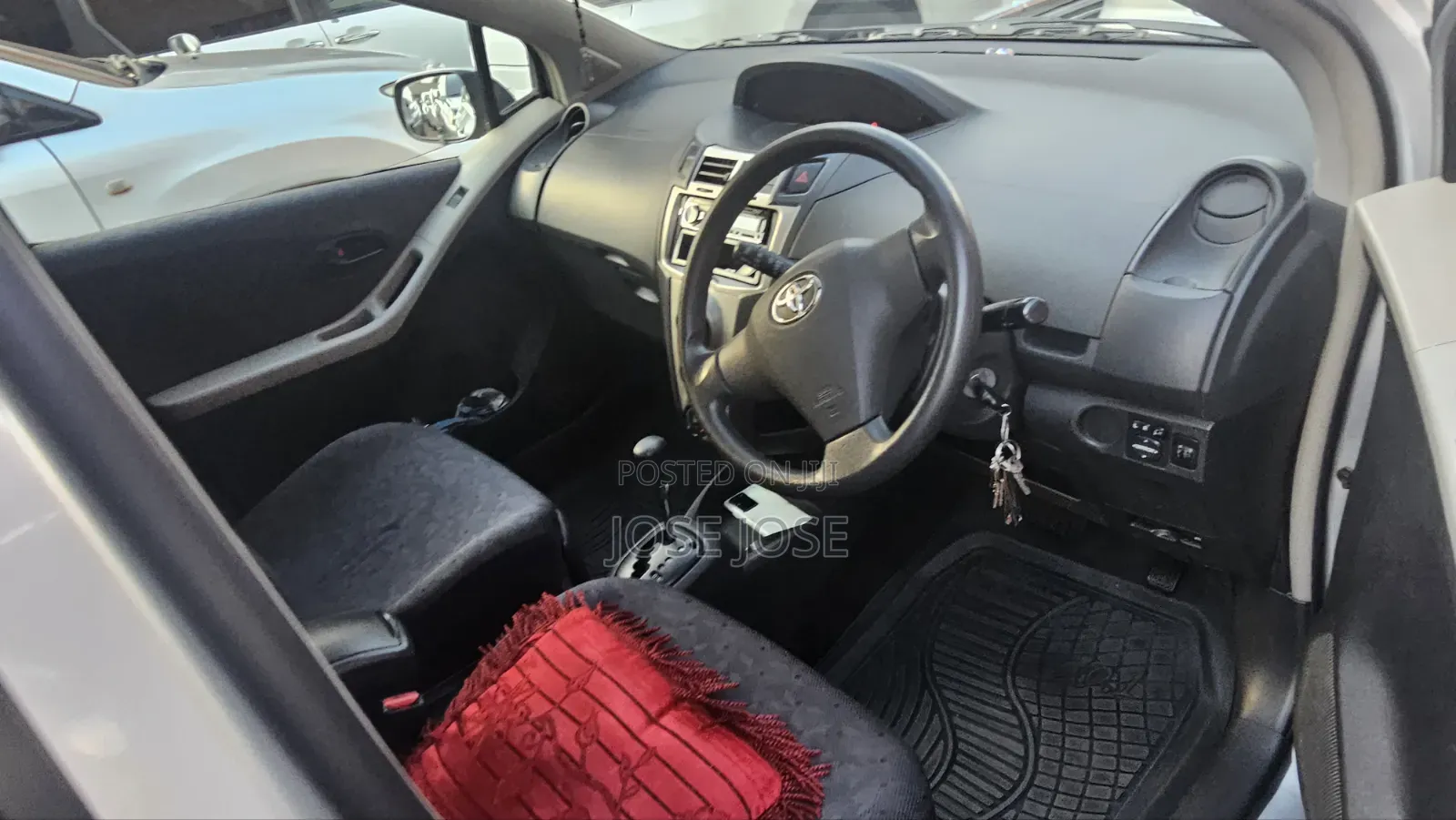 Toyota Vitz 2010 Silver