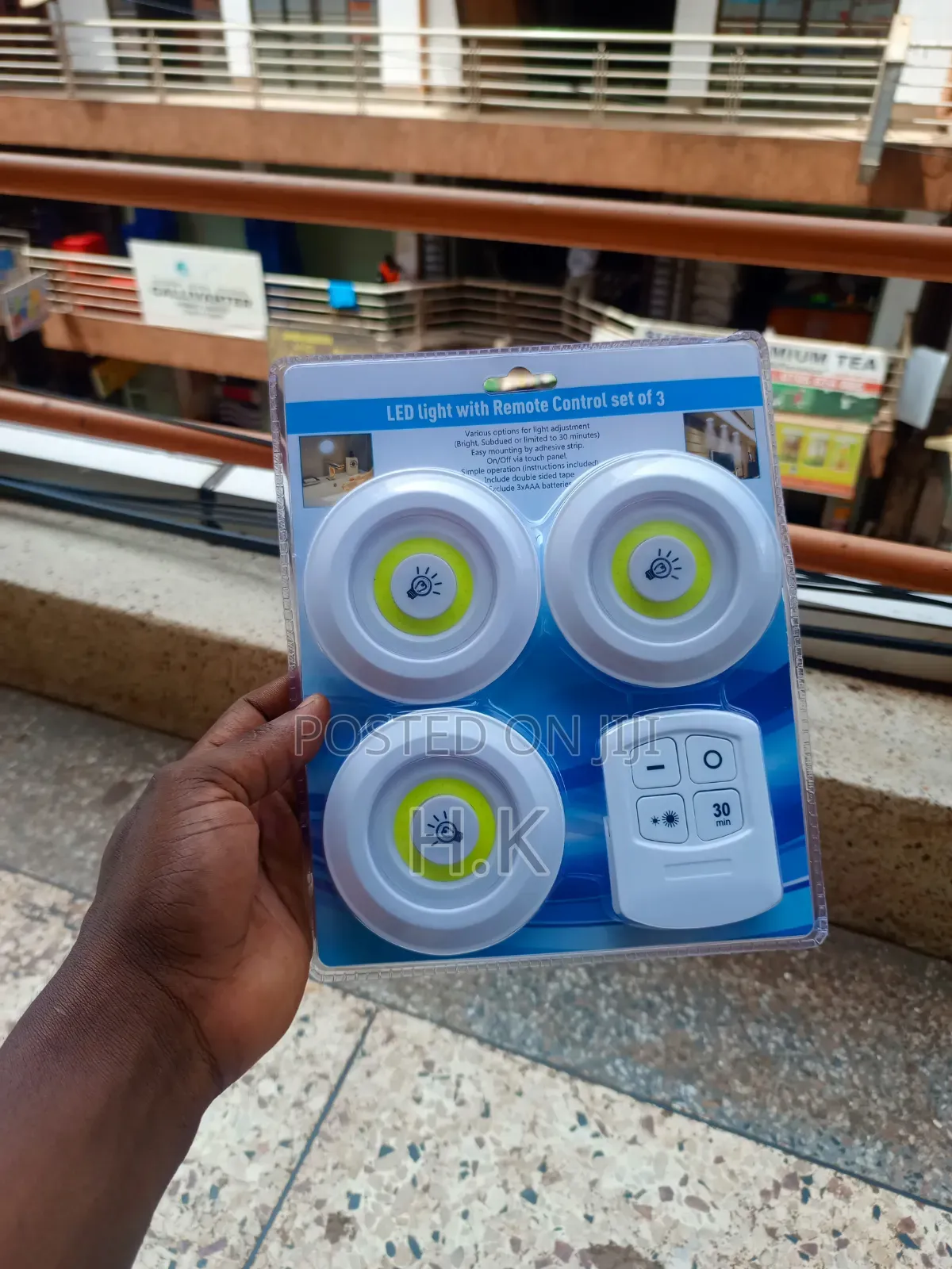Wireless LED Puck Light Set With Remote Control.