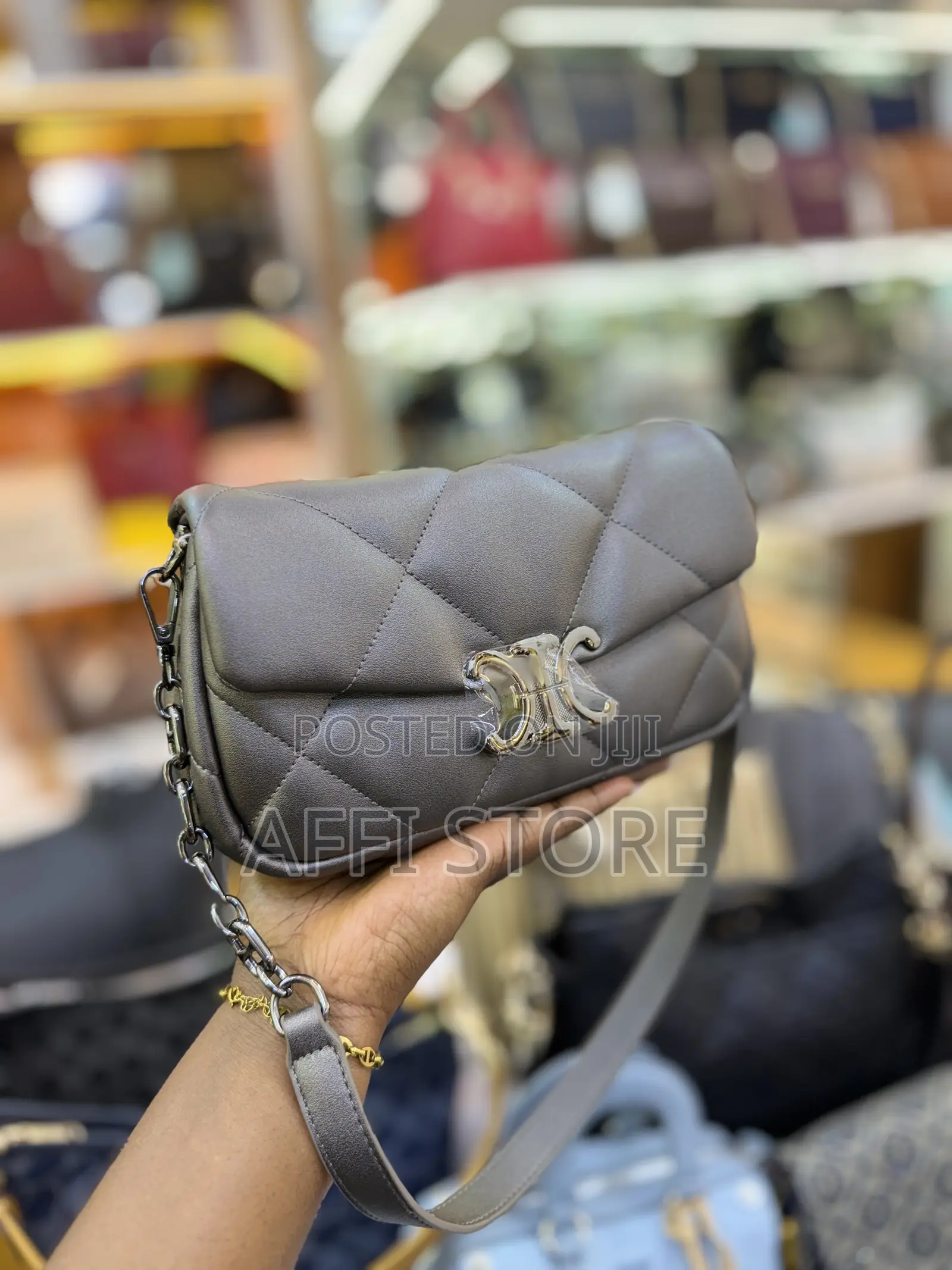 Shoulder Bag With Genuine Leather and Zipper for Closing It