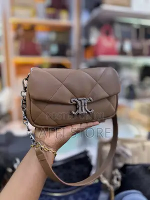 Shoulder Bag With Genuine Leather and Zipper for Closing It