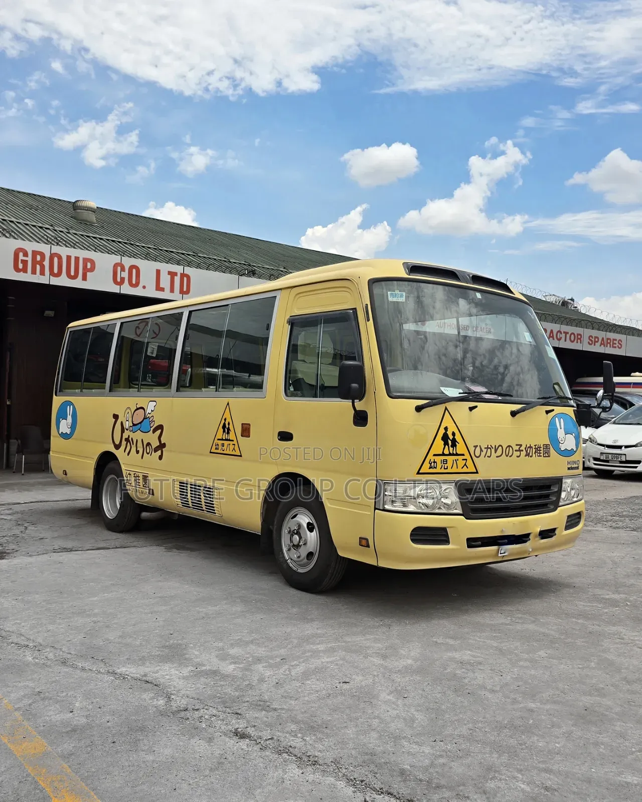 Hino Dutro 2014 Yellow