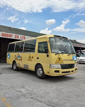 Hino Dutro 2014 Yellow