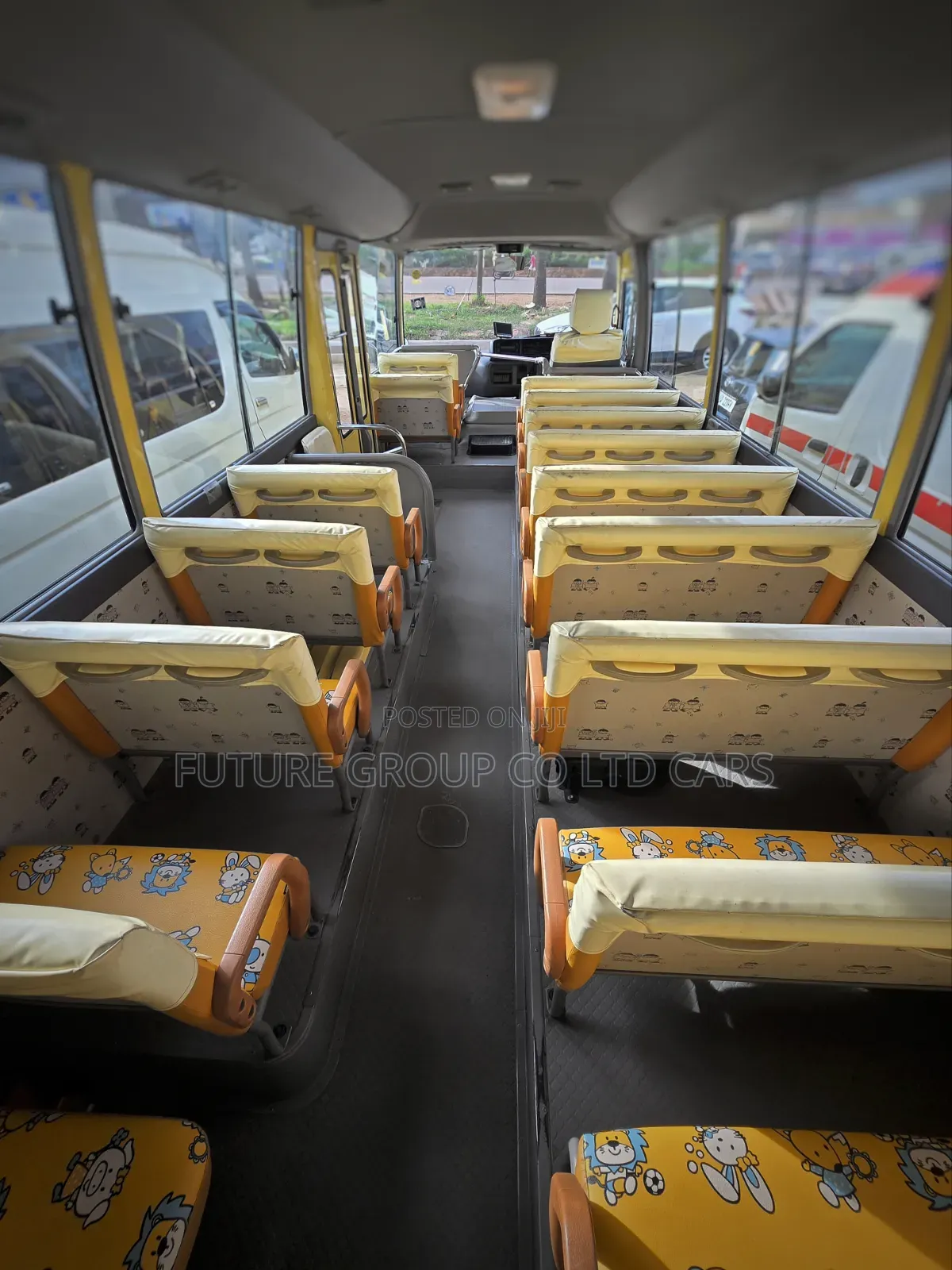 Hino Dutro 2014 Yellow