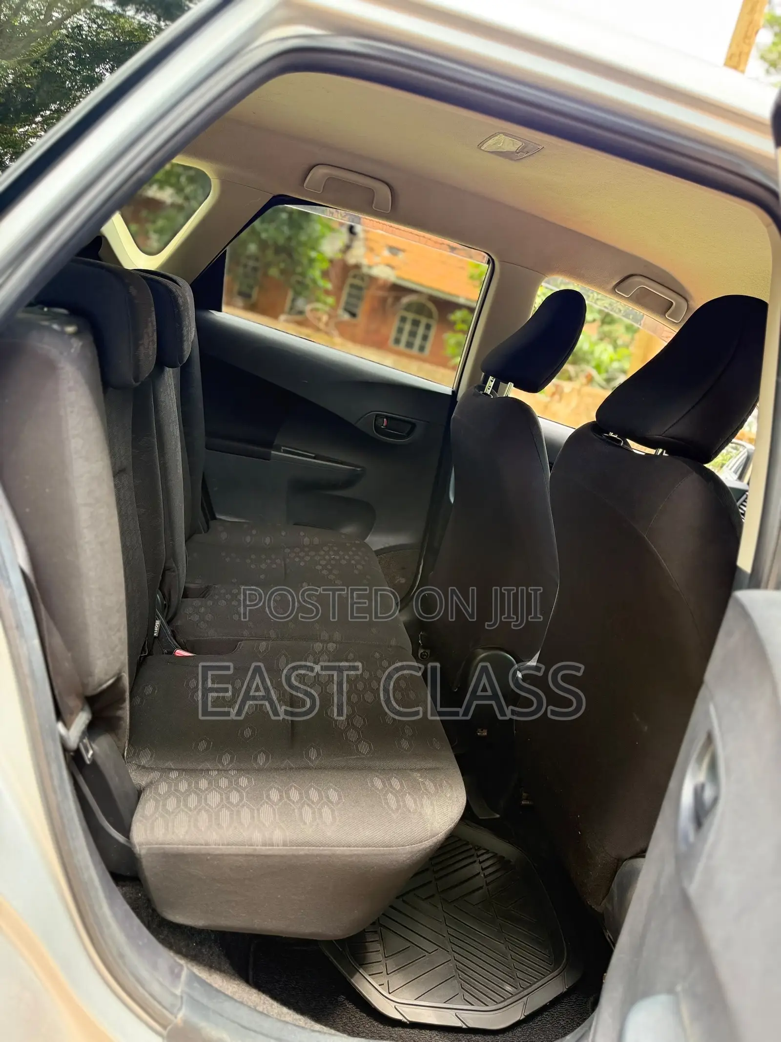 Toyota Ractis 1.5 FWD 2012 Silver