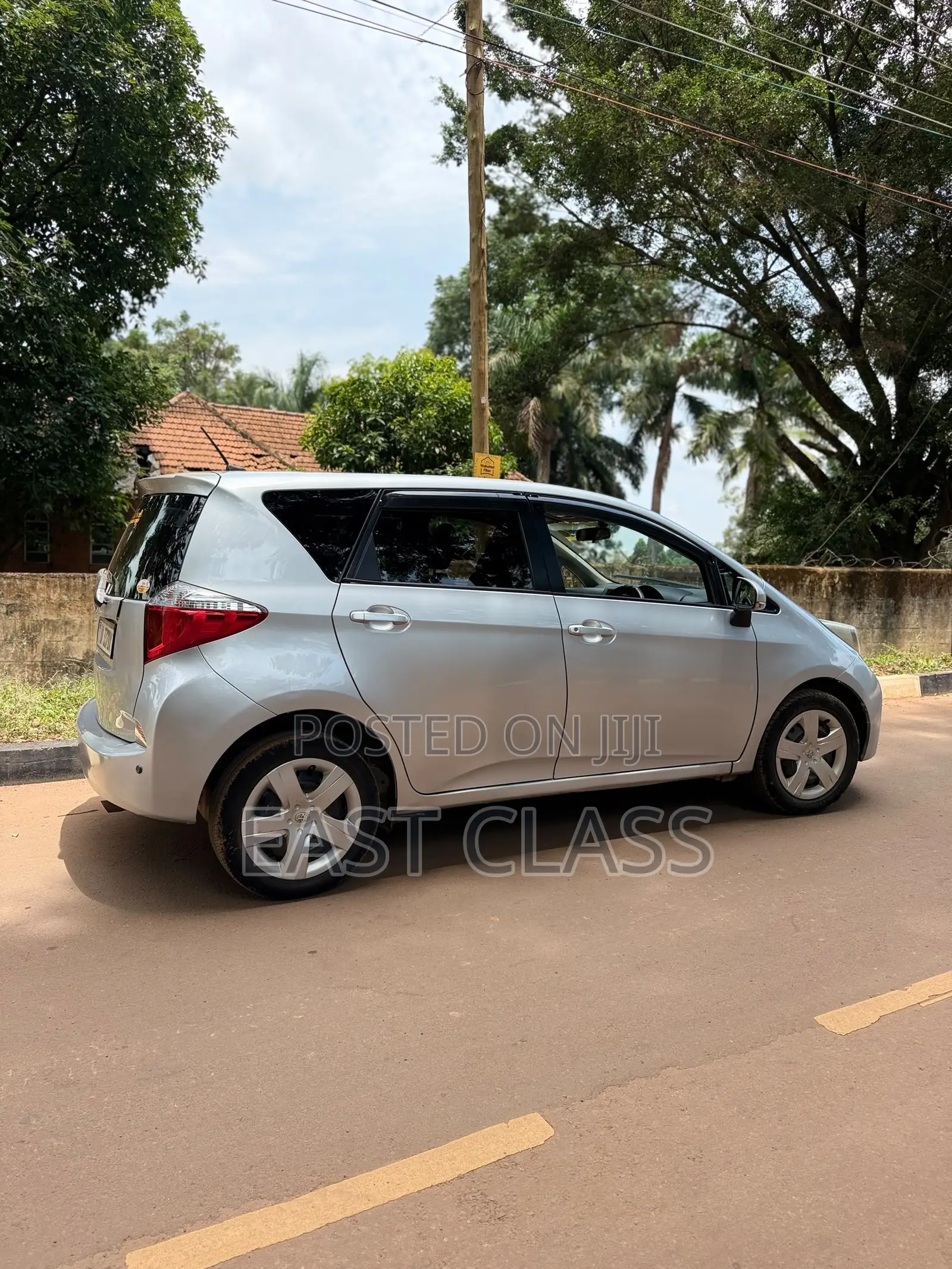 Toyota Ractis 1.5 FWD 2012 Silver