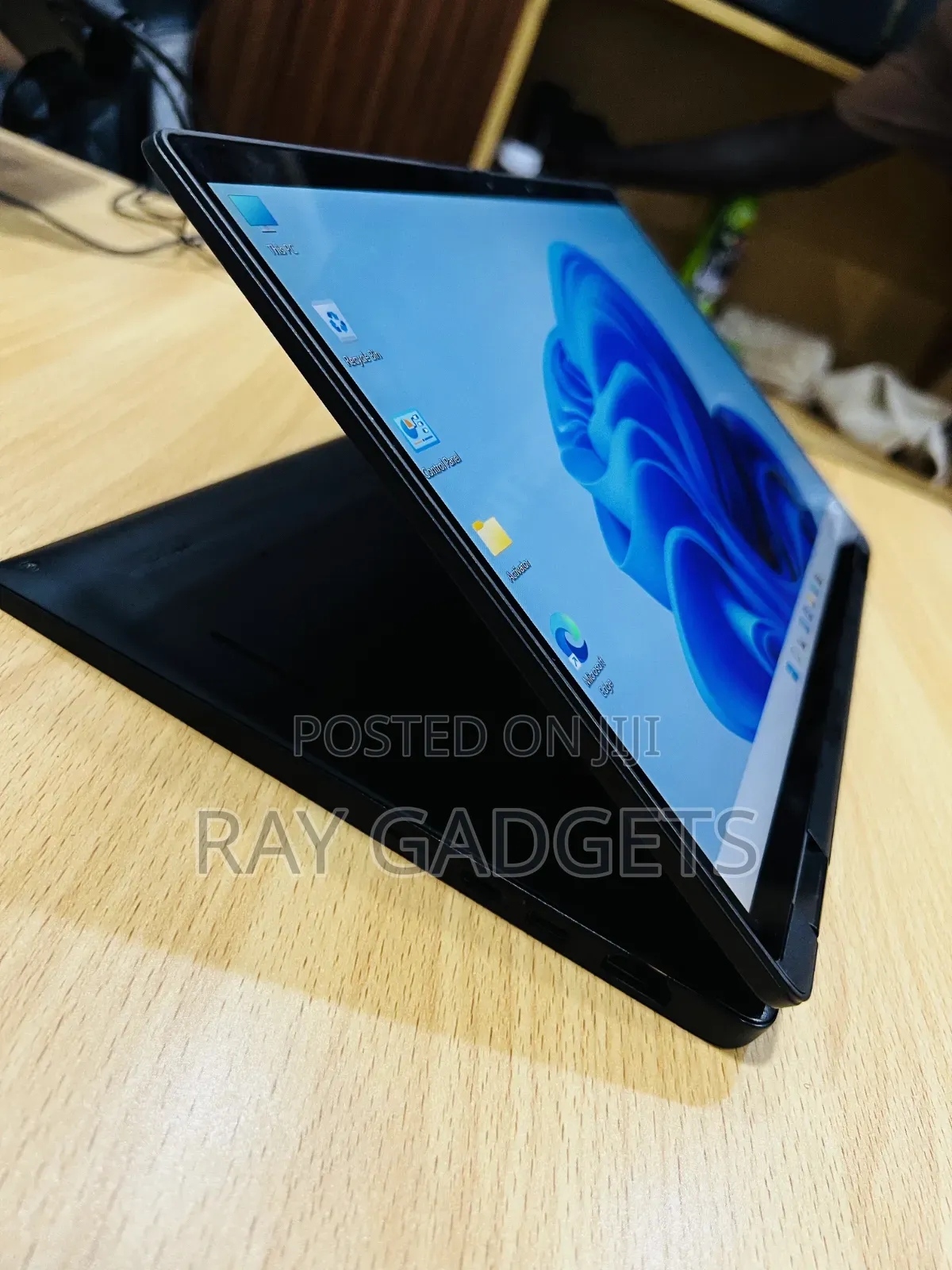 New Laptop Dell Latitude 7400 2-in-1 16GB Intel Core i7 SSD 256GB