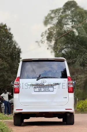 Toyota Noah 2.0 143hp AWD (7 Seater) 2011 White
