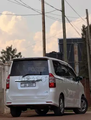 Toyota Noah 2.0 143hp AWD (7 Seater) 2011 White