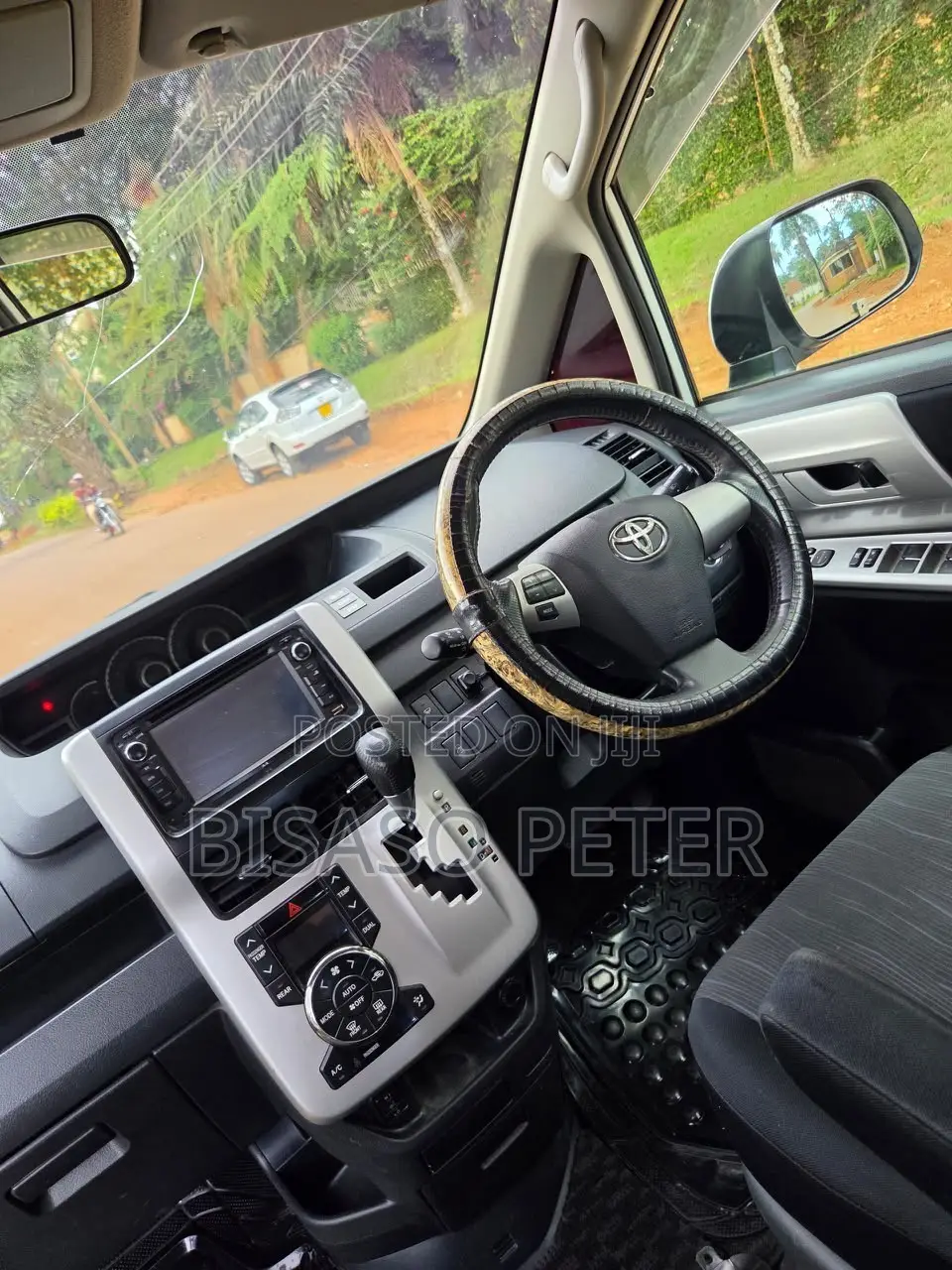 Toyota Noah 2.0 143hp AWD (7 Seater) 2011 White
