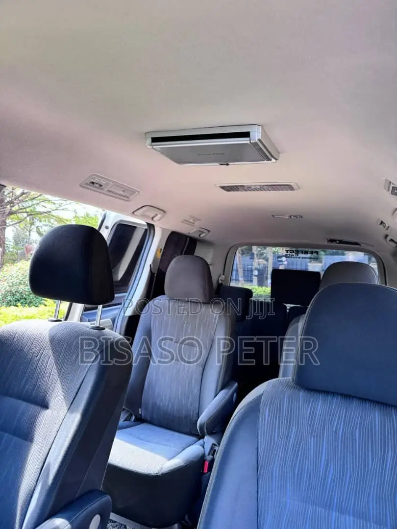 Toyota Noah 2.0 143hp AWD (7 Seater) 2011 White