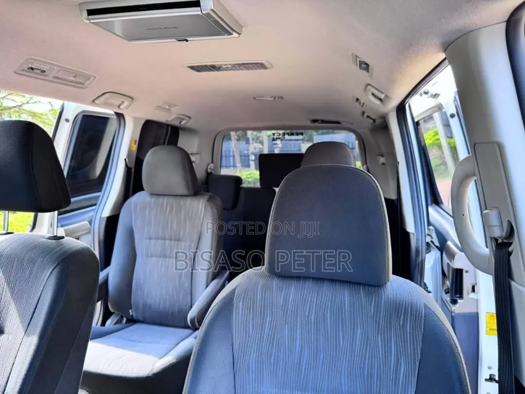 Toyota Noah 2.0 143hp AWD (7 Seater) 2011 White