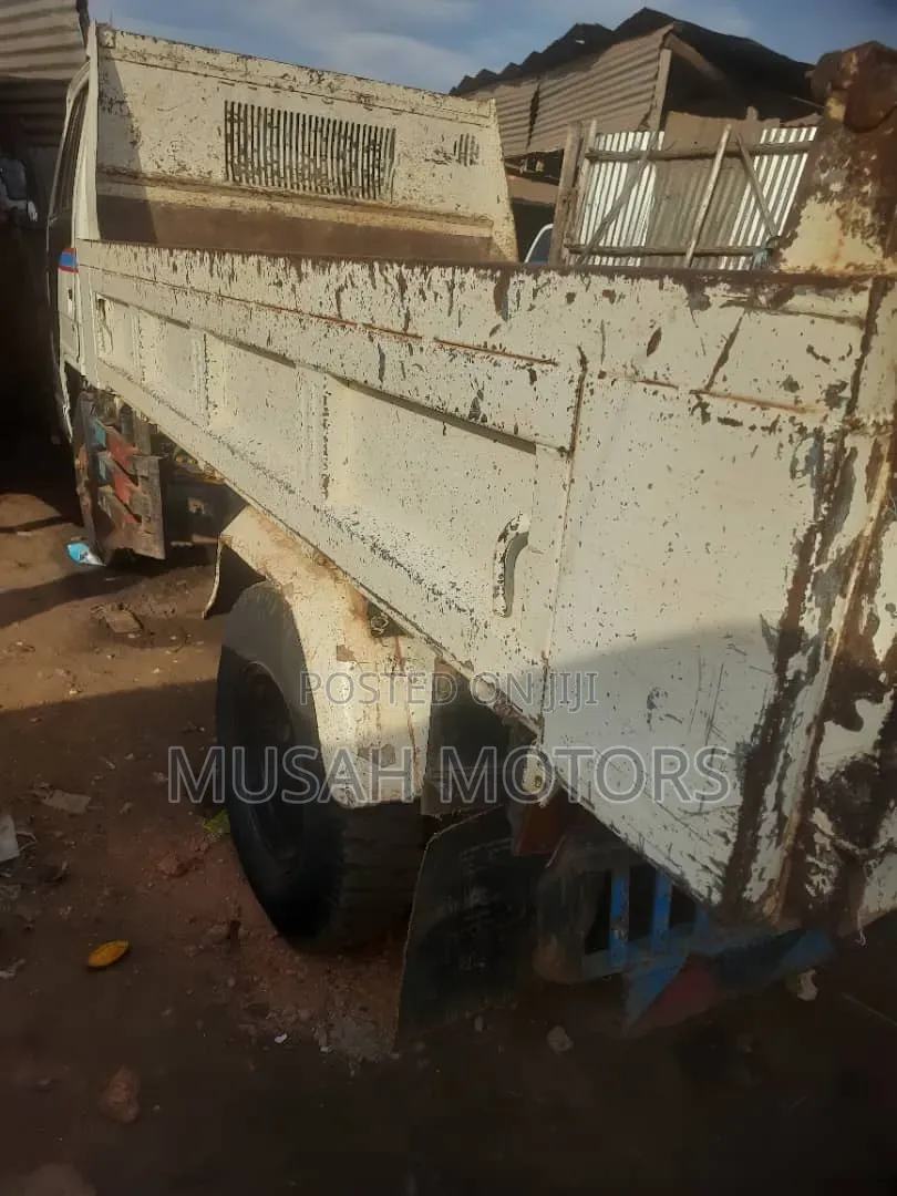 Isuzu ELF Tipper