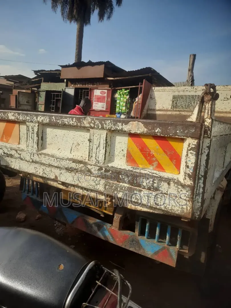 Isuzu ELF Tipper