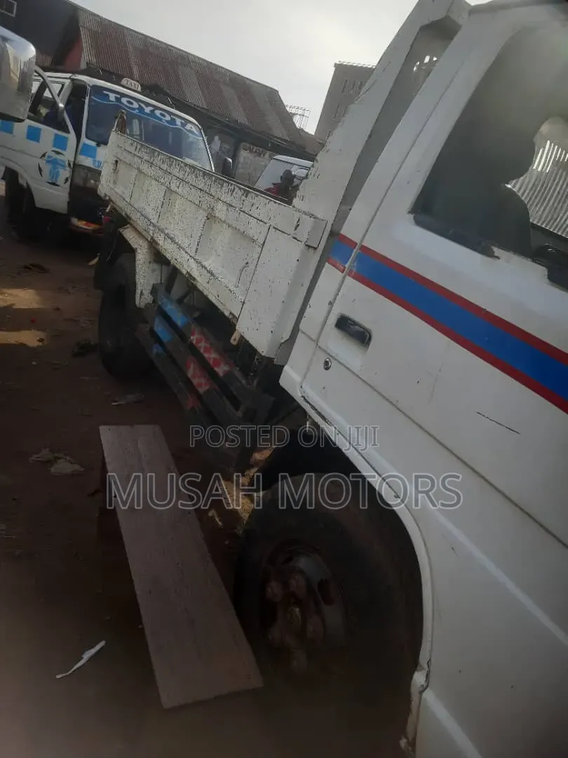 Isuzu ELF Tipper