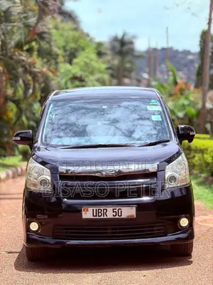 Toyota Noah 2.0 143hp AWD (8 Seater) 2010 Black