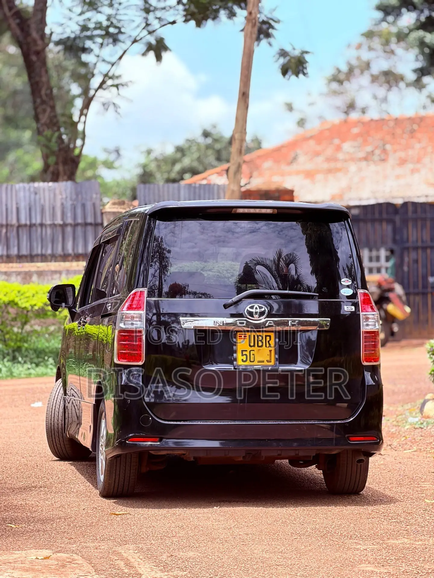 Toyota Noah 2.0 143hp AWD (8 Seater) 2010 Black