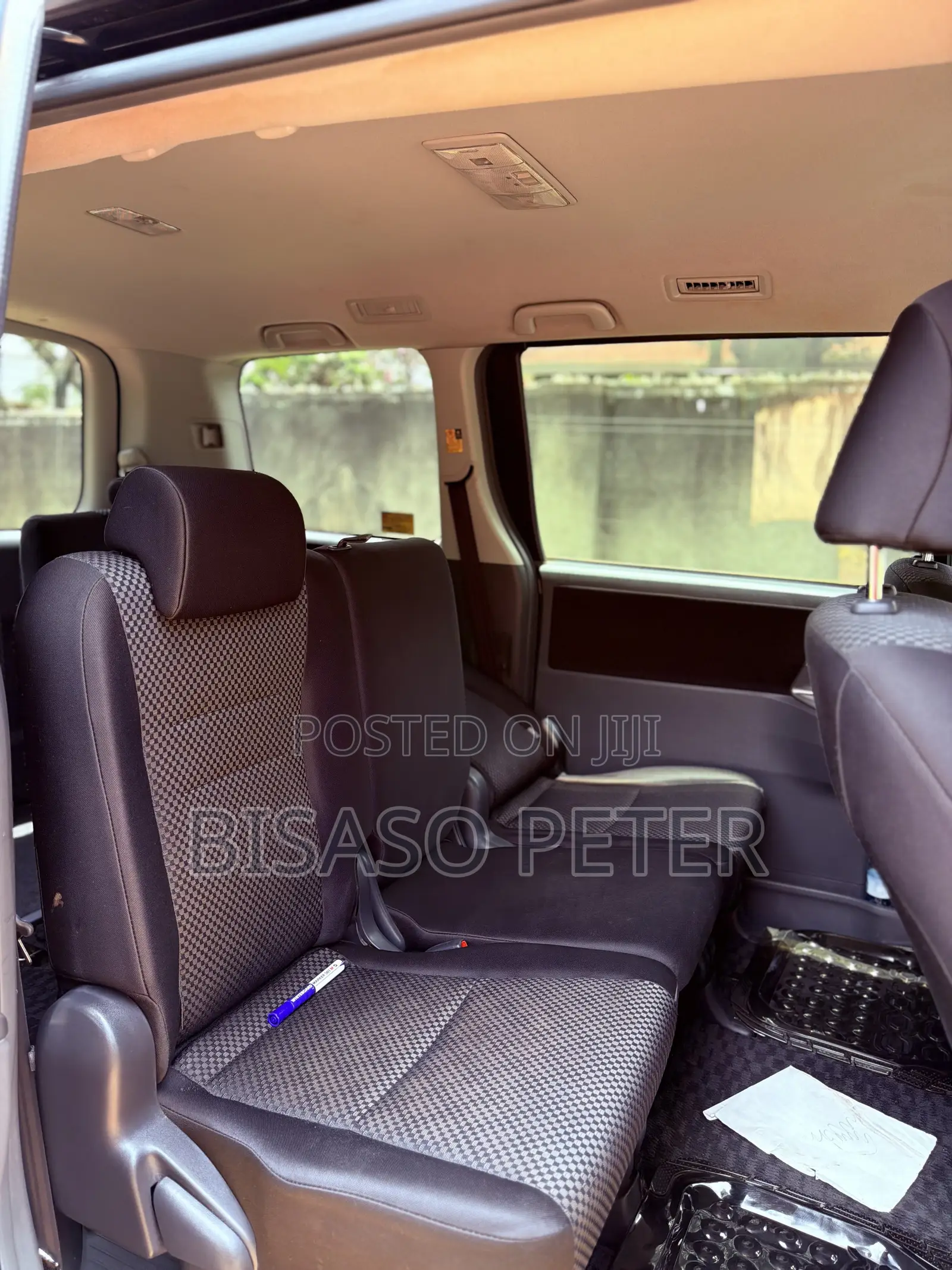 Toyota Noah 2.0 143hp AWD (8 Seater) 2010 Black