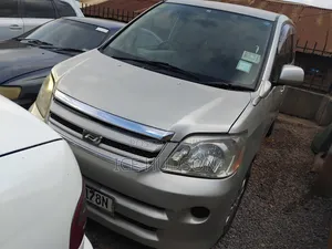 Toyota Noah 2005