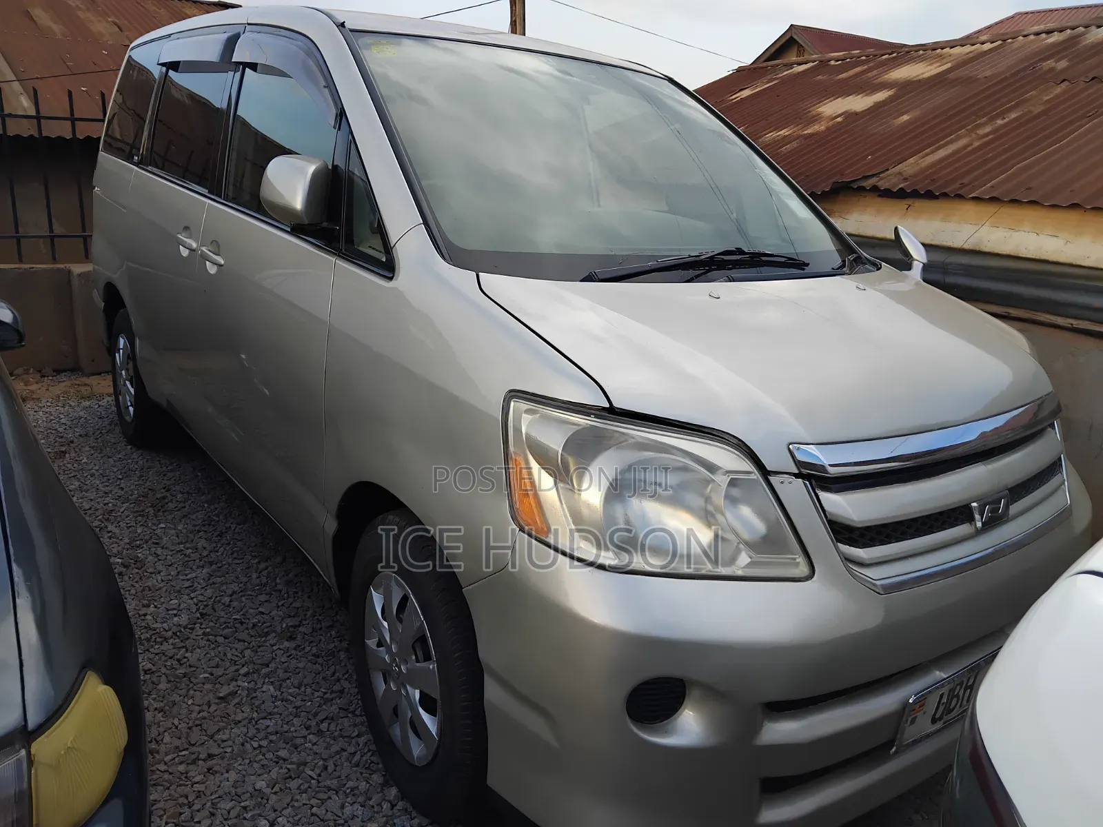 Toyota Noah 2005