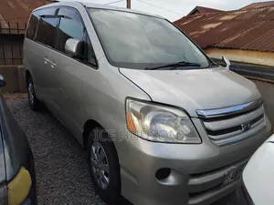 Toyota Noah 2005