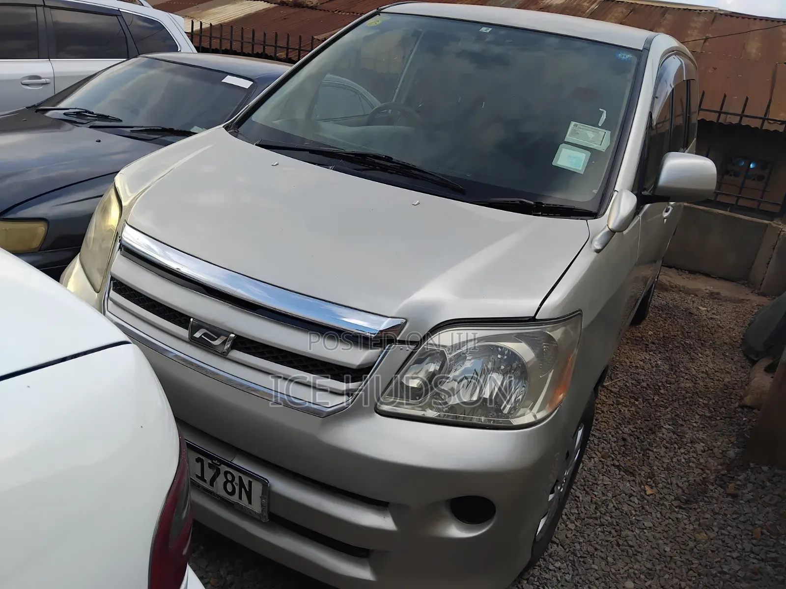Toyota Noah 2005