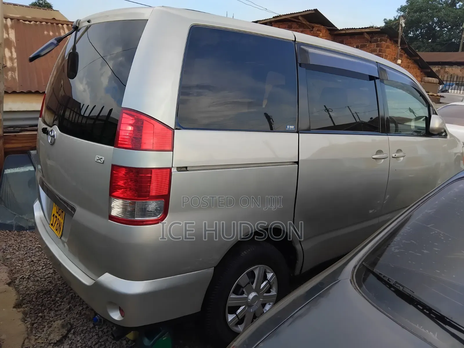 Toyota Noah 2005