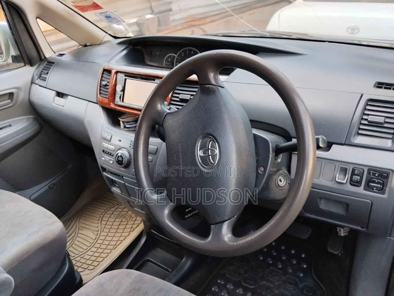 Toyota Noah 2005