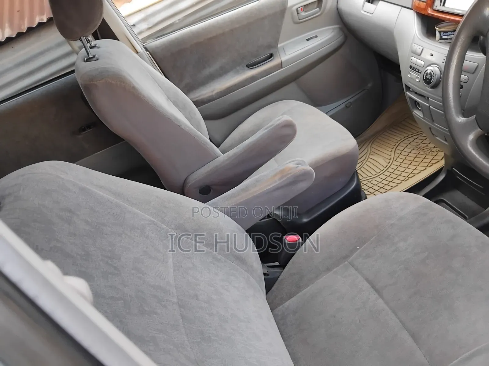 Toyota Noah 2005