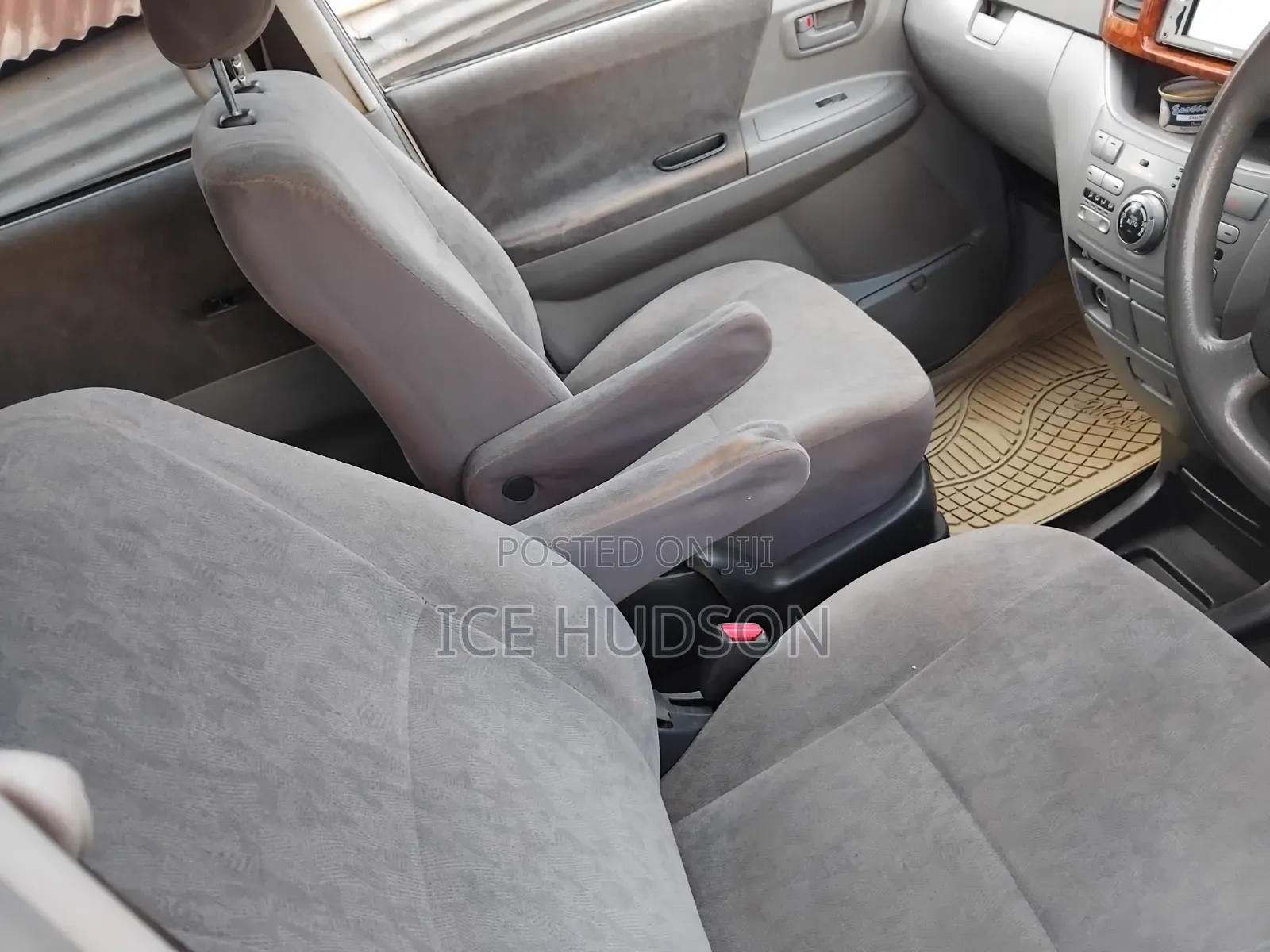 Toyota Noah 2005