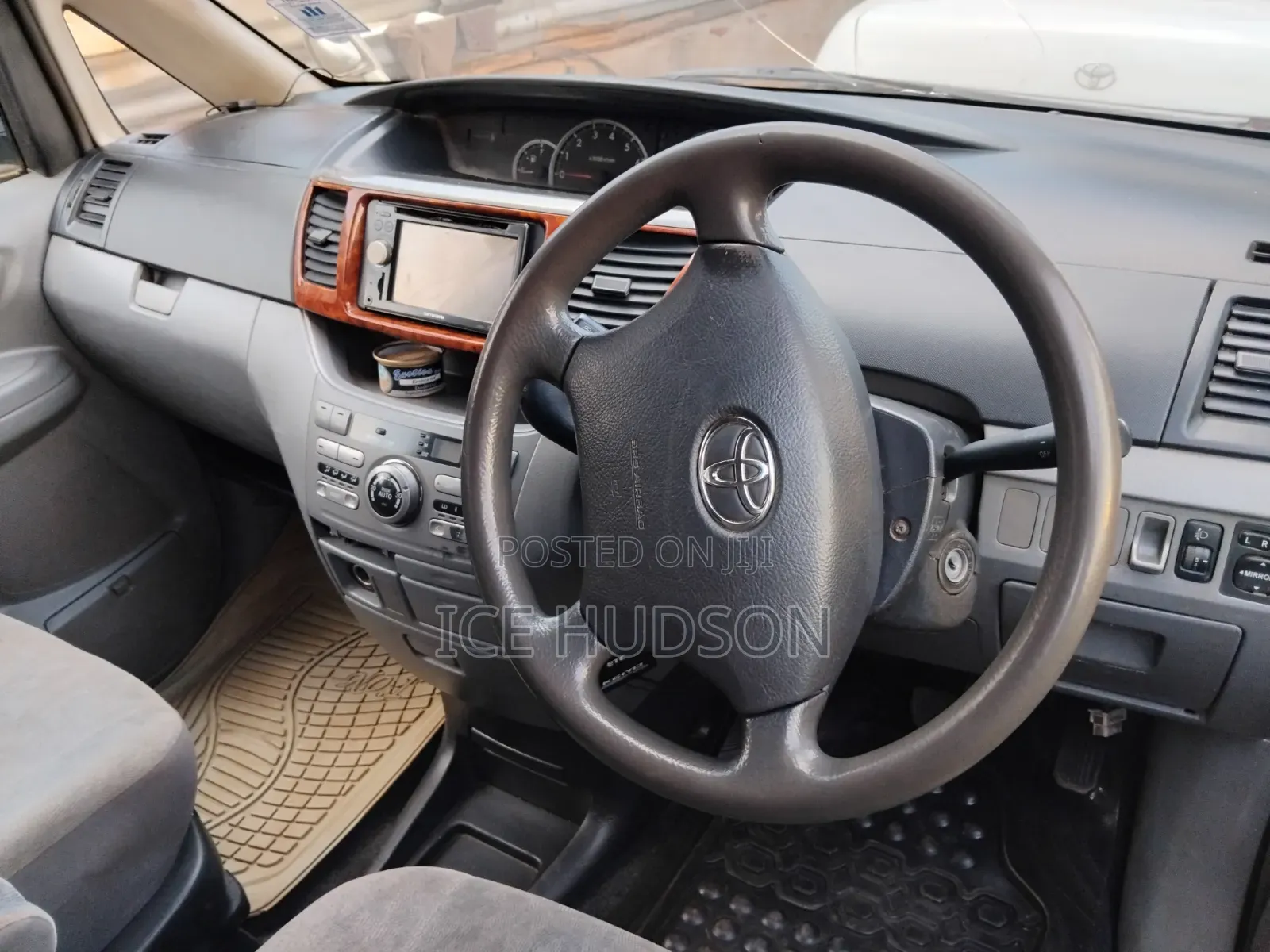 Toyota Noah 2005