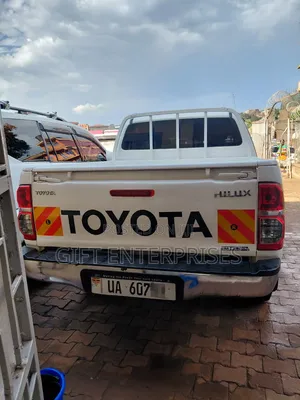 Toyota Hilux 2012 White