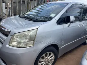 Toyota Noah 2010 Silver