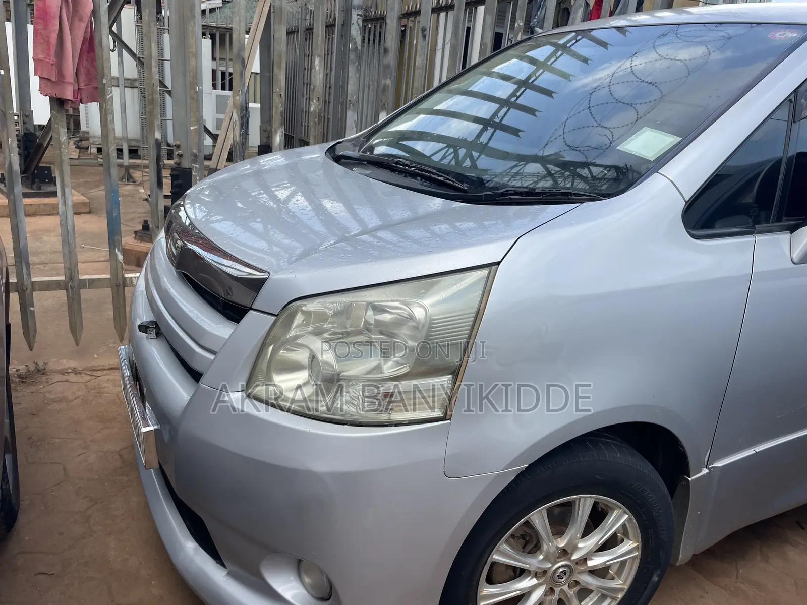 Toyota Noah 2010 Silver