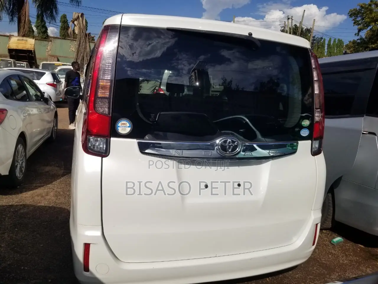 Toyota Noah 2.0 AWD (8 Seater) 2014 White