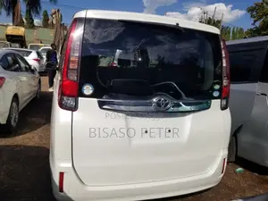 Toyota Noah 2.0 AWD (8 Seater) 2014 White