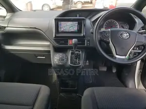 Toyota Noah 2.0 AWD (8 Seater) 2014 White