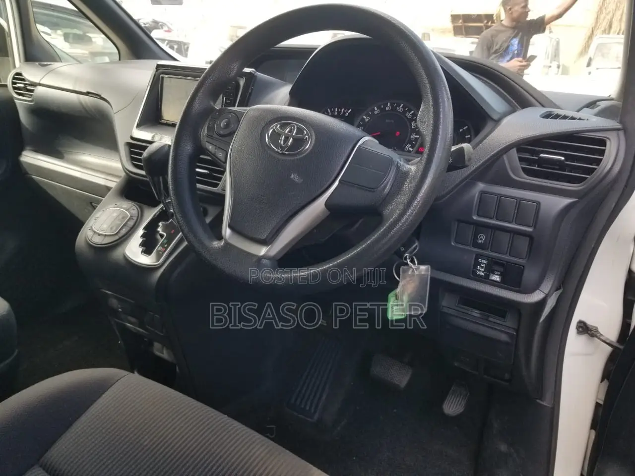 Toyota Noah 2.0 AWD (8 Seater) 2014 White