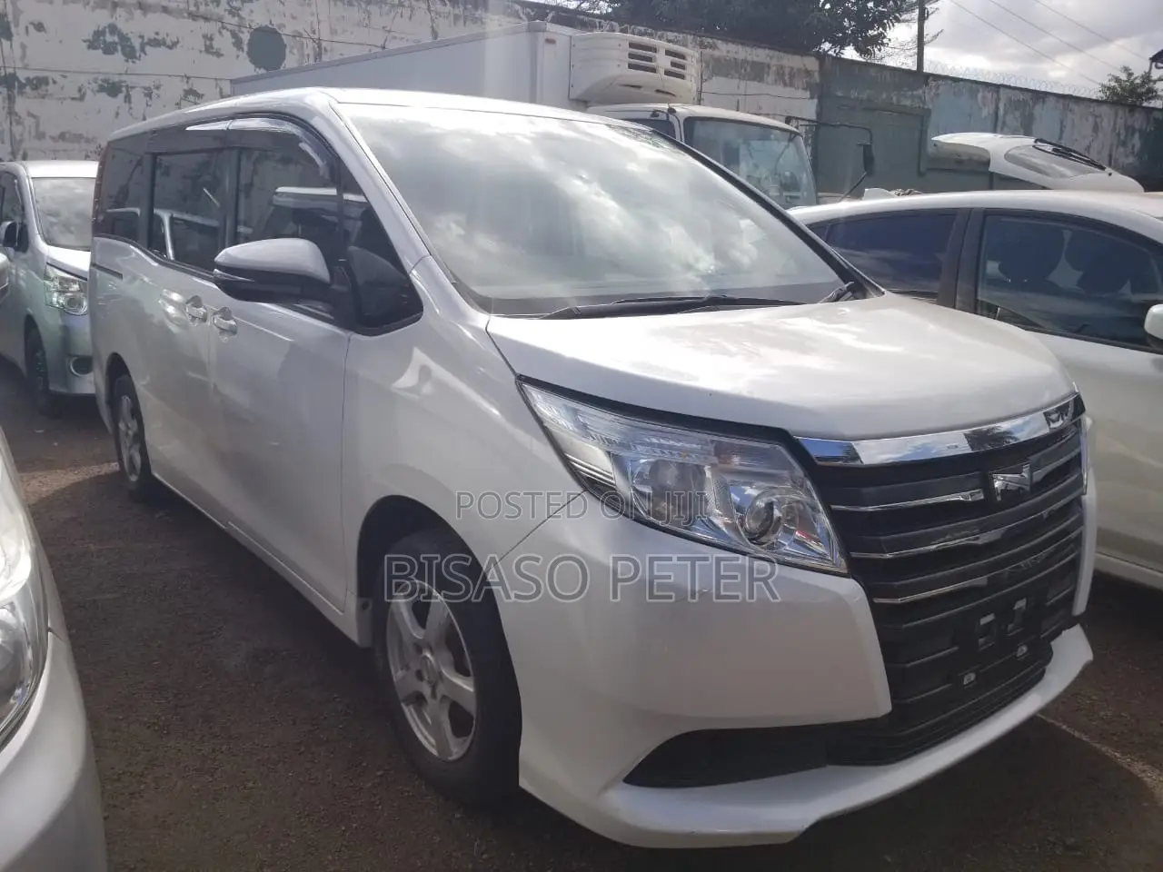 Toyota Noah 2.0 AWD (8 Seater) 2014 White